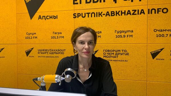 Владислав Арӡынба изку аԥсуа сахьаҭыхыҩцәа русумҭақәа рцәыргақәҵа аатит - Sputnik Аҧсны