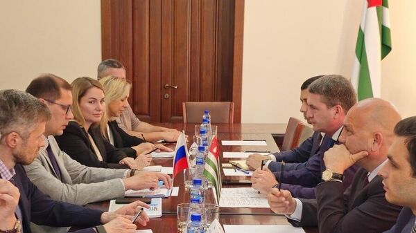 Вице-премьер Абхазии Джансух Нанба встретился с делегацией Псковской области во главе с министром экономразвития региона Андреем Михеевым. - Sputnik Аҧсны
