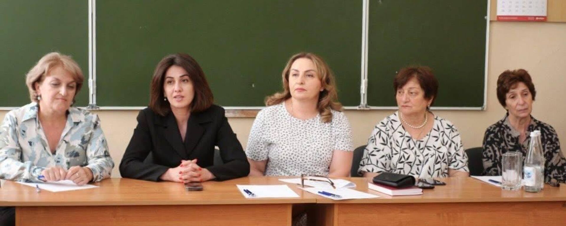 Введение в школах должности педагога-наставника обсудили в Сухуме Введение в школах должности педагога-наставника обсудили в Сухуме - Sputnik Абхазия, 1920, 26.07.2025