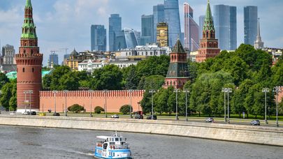 Вид на Кремль, Москва-реку и Международный деловой центр "Москва-сити".