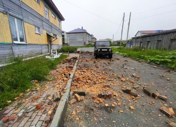 Печные трубы развалились в домах в Северо-Курильске во время сильнейшего землетрясения Печные трубы развалились в домах в Северо-Курильске во время сильнейшего землетрясения - Sputnik Абхазия