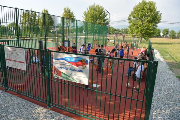 Открытие спорткомплекса в школе №12 в Сухуме Открытие спорткомплекса в школе №12 в Сухуме - Sputnik Абхазия