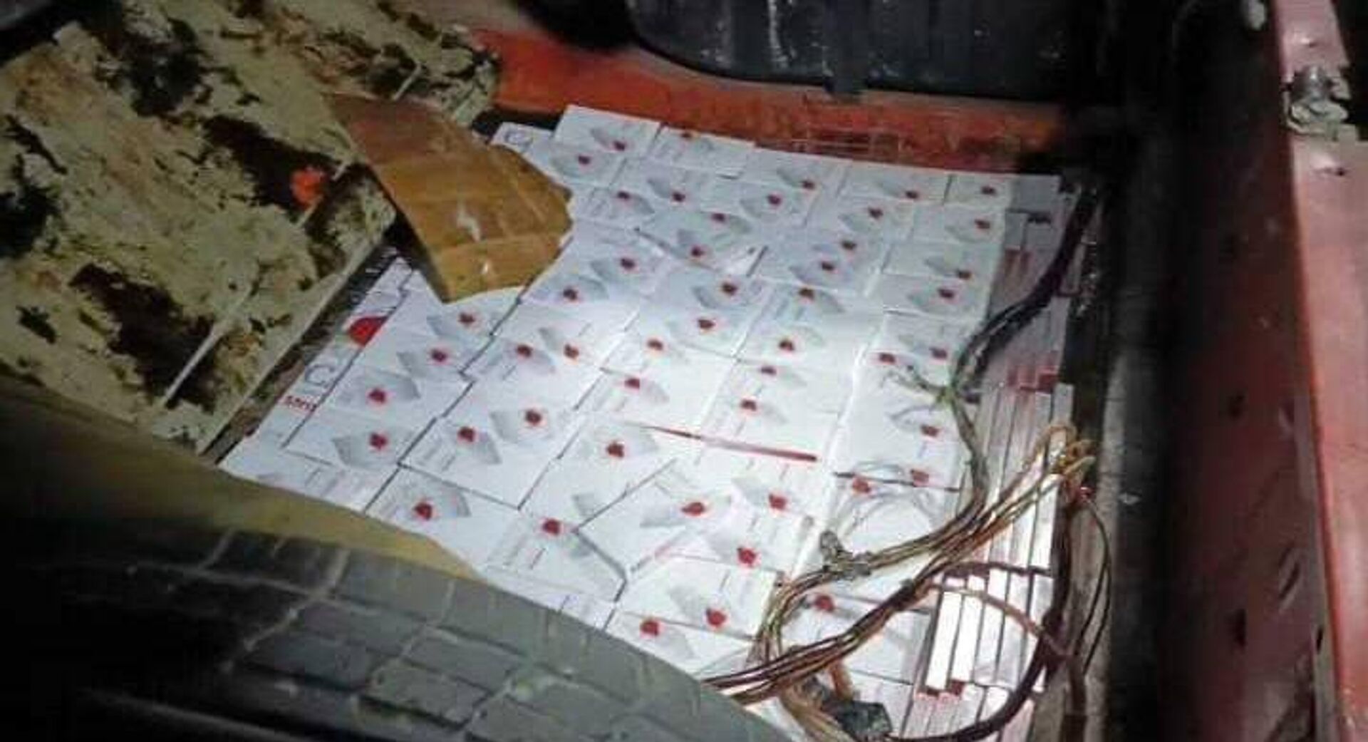 Более 600 пачек контрабандных сигарет изъяли на посту Адлер - Sputnik Абхазия, 1920, 31.07.2025