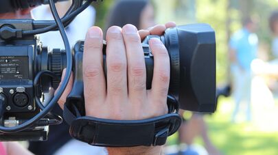 Оператор с камерой во время съемки