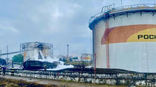 Пожар на нефтебазе в Адлере полностью потушен - Sputnik Абхазия