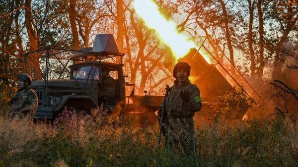 Боевая работа расчета РСЗО 9К55 Град-1 группировки войск Центр на Красноармейском направлении СВО в ДНР - Sputnik Абхазия