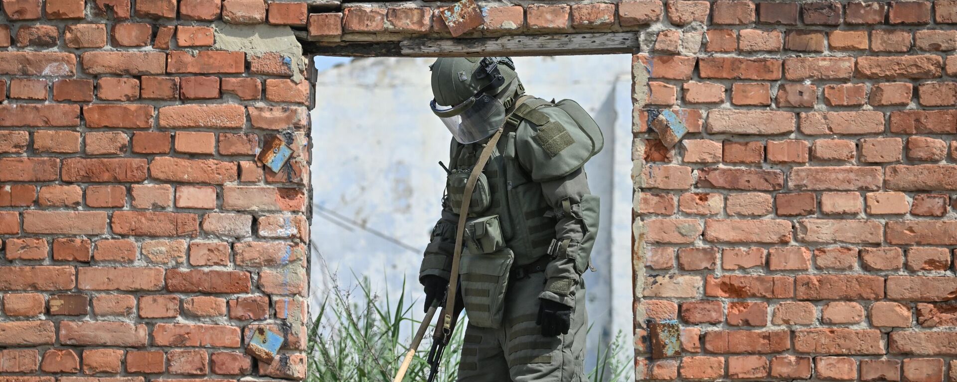 Разминирование окрестностей Селидово в ДНР саперами группировки войск Центр - Sputnik Абхазия, 1920, 11.01.2026