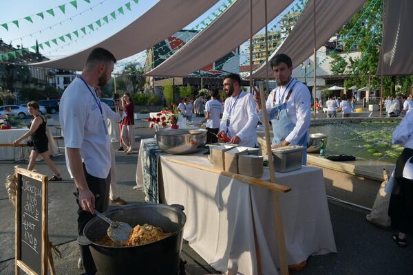Свои блюда на фестивале  представляют шеф-повара и рестораторы республики. - Sputnik Абхазия