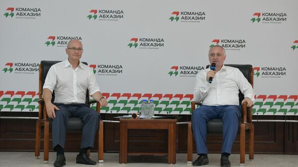 Встреча Бадры Гунба и Сергея Кириенко с финалистами Команды Абхазии началась в Сухуме - Sputnik Аҧсны