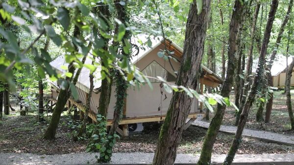 Президент Абхазии Бадра Гунба и Первый замруководителя Администрации Президента России Сергей Кириенко посетили глэмпинг в селе Дзыгута - Sputnik Аҧсны