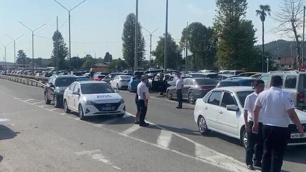 После возобновления работы КПП Псоу приоритет в пересечении госграницы получили экскурсионный транспорт, автобусы и маршрутки, сообщили в МВД Абхазии - Sputnik Абхазия