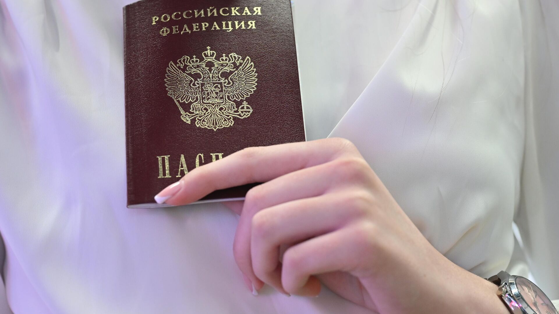 Выдача паспортов РФ детям, достигшим 14 лет, в Мелитополе Выдача паспортов РФ детям, достигшим 14 лет, в Мелитополе - Sputnik Абхазия, 1920, 08.08.2025
