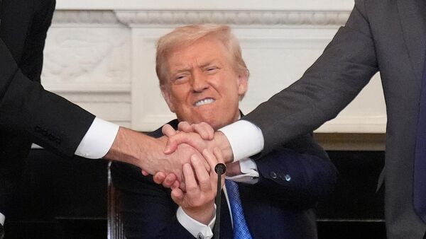 Президент США Дональд Трамп пожимает руки премьер-министру Армении Николу Пашиняну и президенту Азербайджана Ильхаму Алиеву во время церемонии подписания в Восточном зале Белого дома (8 августа 2025). Вашингтон - Sputnik Абхазия