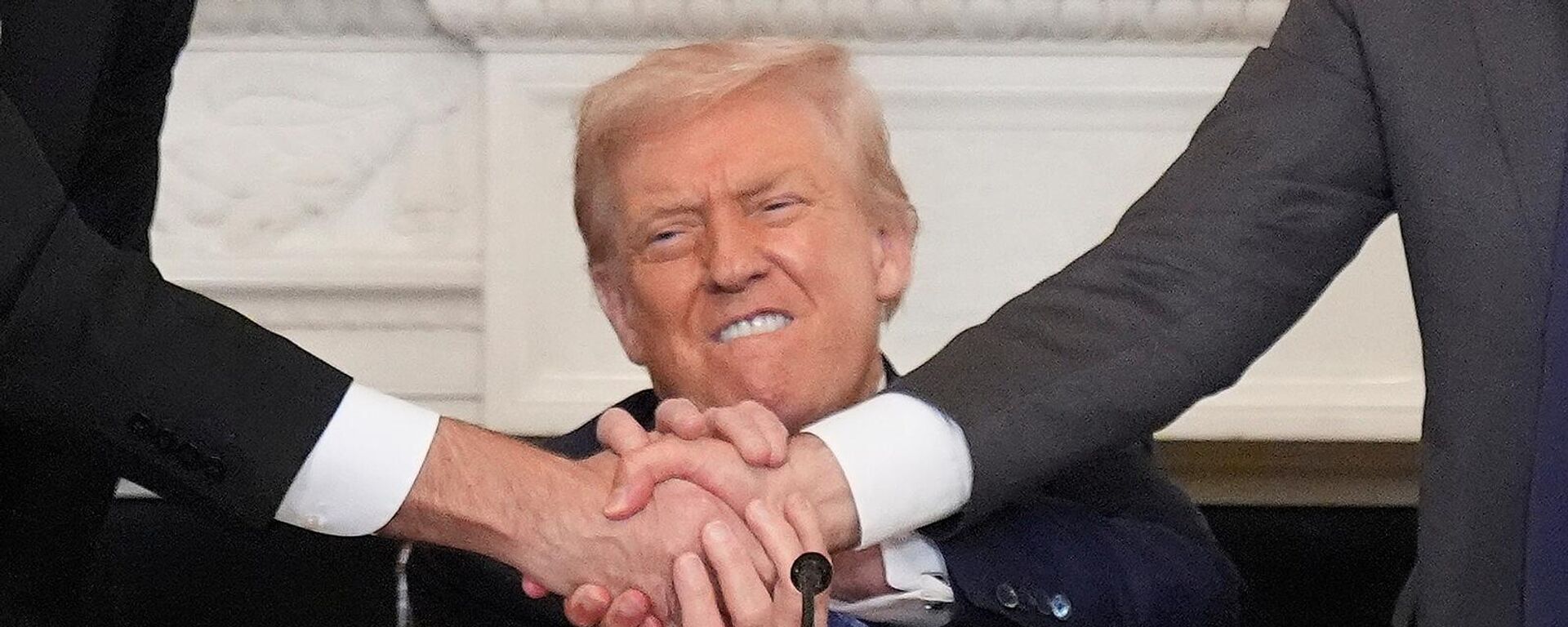 Президент США Дональд Трамп пожимает руки премьер-министру Армении Николу Пашиняну и президенту Азербайджана Ильхаму Алиеву во время церемонии подписания в Восточном зале Белого дома (8 августа 2025). Вашингтон - Sputnik Абхазия, 1920, 15.02.2026