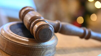 Молоток на аукционе по продаже драгоценностей певицы Людмилы Зыкиной в отеле "Националь" в Москве