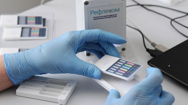 Сотрудник лаборатории диспансерного наркологического отделения ОГБУЗ Тамбовская психиатрическая клиническая больница проводит предварительное химико-токсикологическое исследование мочи на наличие наркотических веществ анализатором Рефлеком - Sputnik Аҧсны