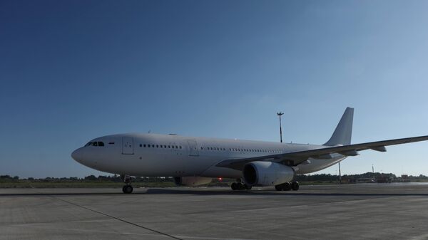 Первый рейс Санкт-Петербург – Сухум приземлился в аэропорту имени Владислава Ардзинба Первый рейс Санкт-Петербург – Сухум приземлился в аэропорту имени Владислава Ардзинба - Sputnik Абхазия