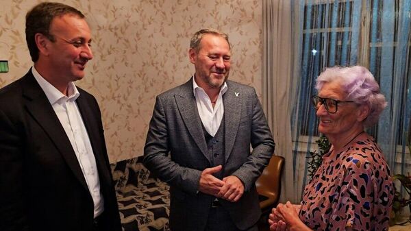 Премьер-министр Абхазии Владимир Делба и председатель петербургского Законодательного собрания Александр Бельский передали памятные подарки Ноне Мол-оглы - Sputnik Абхазия