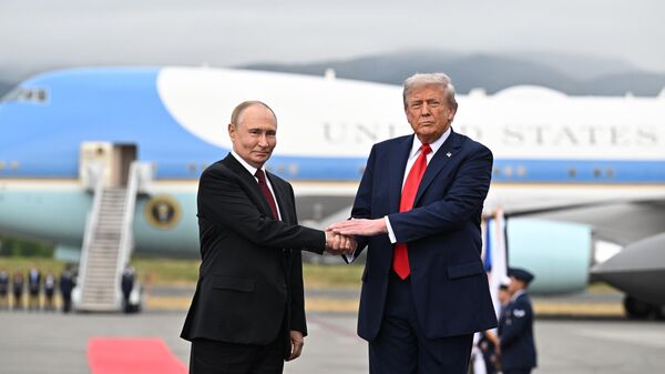 Президент Дональд Трамп приветствует президента России Владимира Путина, Аляска - Sputnik Абхазия