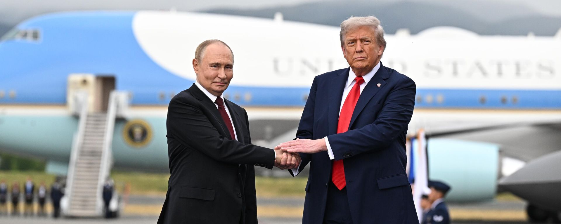 Президент Дональд Трамп приветствует президента России Владимира Путина, Аляска - Sputnik Абхазия, 1920, 15.10.2026