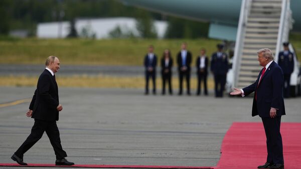 Президент Дональд Трамп приветствует президента России Владимира Путина, Аляска - Sputnik Абхазия