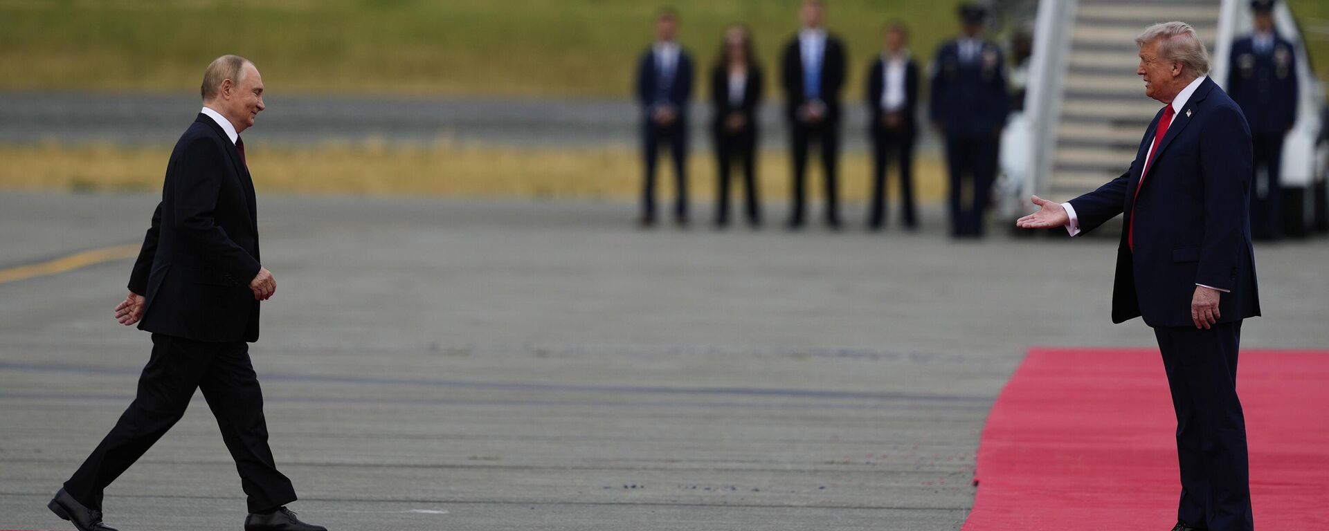 Президент Дональд Трамп приветствует президента России Владимира Путина, Аляска - Sputnik Абхазия, 1920, 29.01.2026