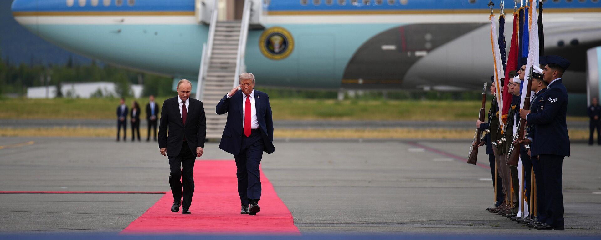 Президент Дональд Трамп приветствует президента России Владимира Путина, Аляска - Sputnik Абхазия, 1920, 26.10.2025