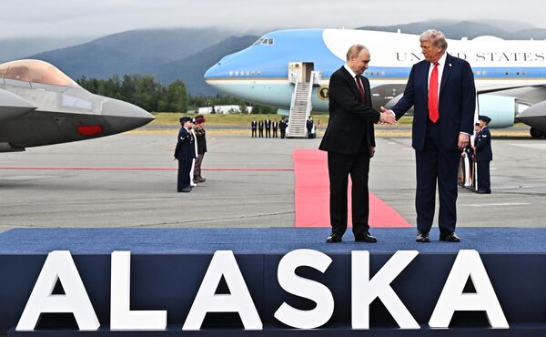 Президент РФ Владимир Путин и президент США Дональд Трамп во время встречи на военной базе Эльмендорф-Ричардсон на Аляске. Президент РФ Владимир Путин и президент США Дональд Трамп во время встречи на военной базе Эльмендорф-Ричардсон на Аляске. - Sputnik Абхазия
