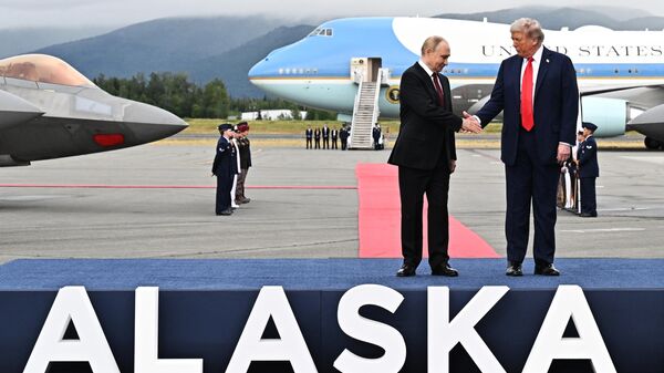 Президент Дональд Трамп приветствует президента России Владимира Путина, Аляска - Sputnik Абхазия