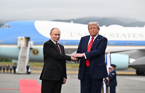 Путини Трампи реиԥылара мҩаԥысуан Алиаска Анкориџь ақалақь аҿы иҟоу арратә база Елмендорф-Ричардсон аҟны. Путини Трампи реиԥылара мҩаԥысуан Алиаска Анкориџь ақалақь аҿы иҟоу арратә база Елмендорф-Ричардсон аҟны. - Sputnik Аҧсны