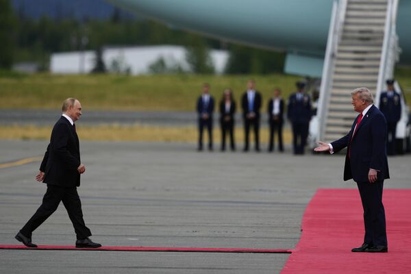 Дональд Трамп Владимир Путин диԥылеит Алиаска Анкориџь ақалақь аҿы иҟоу арратә база Елмендорф-Ричардсон аҟны.Афото: Џьулиа Демари Никхинсон/ Дональд Трамп Владимир Путин диԥылеит Алиаска Анкориџь ақалақь аҿы иҟоу арратә база Елмендорф-Ричардсон аҟны.Афото: Џьулиа Демари Никхинсон/ - Sputnik Аҧсны