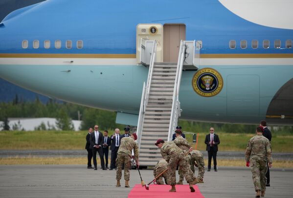 Аруаа ауарҳал ҟаԥшь кадыршәит Дональд Трамп дызҭатәаз аҳаирплан Air Force One аҿаԥхьа.Афото: Ендрҩ Харник/Getty Images Аруаа ауарҳал ҟаԥшь кадыршәит Дональд Трамп дызҭатәаз аҳаирплан Air Force One аҿаԥхьа.Афото: Ендрҩ Харник/Getty Images - Sputnik Аҧсны