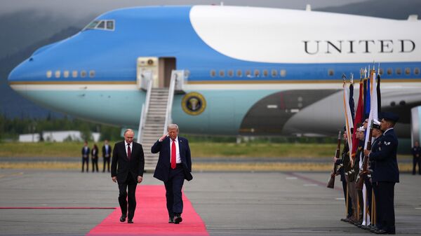 Президент Дональд Трамп приветствует президента России Владимира Путина, Аляска - Sputnik Аҧсны
