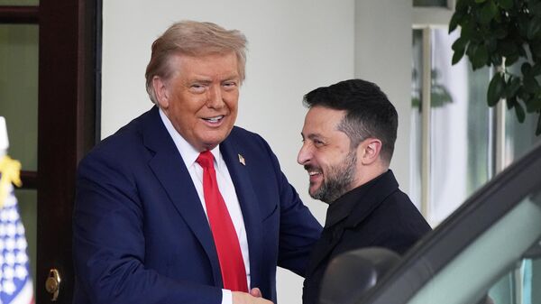 Президент Дональд Трамп (слева) приветствует президента Украины Владимира Зеленского по прибытии в Белый дом в понедельник, 18 августа 2025 года, в Вашингтоне. - Sputnik Аҧсны