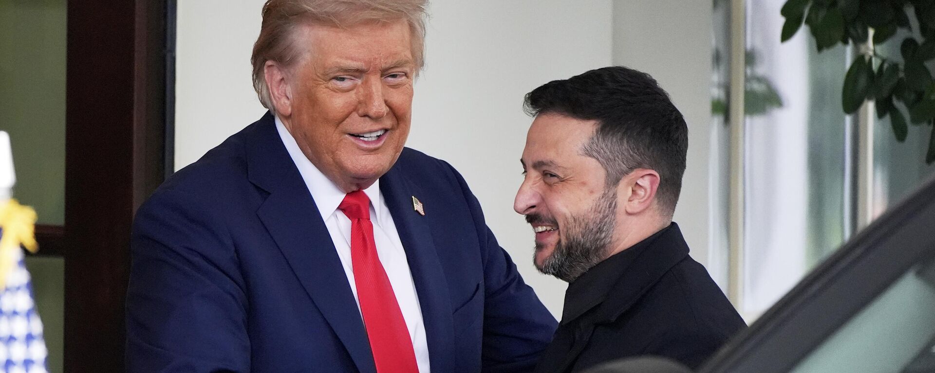Президент Дональд Трамп (слева) приветствует президента Украины Владимира Зеленского по прибытии в Белый дом в понедельник, 18 августа 2025 года, в Вашингтоне. - Sputnik Аҧсны, 1920, 18.08.2025