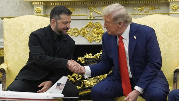 Президент Дональд Трамп встречается с президентом Украины Владимиром Зеленским в Овальном кабинете Белого дома в понедельник, 18 августа 2025 года, в Вашингтоне - Sputnik Абхазия