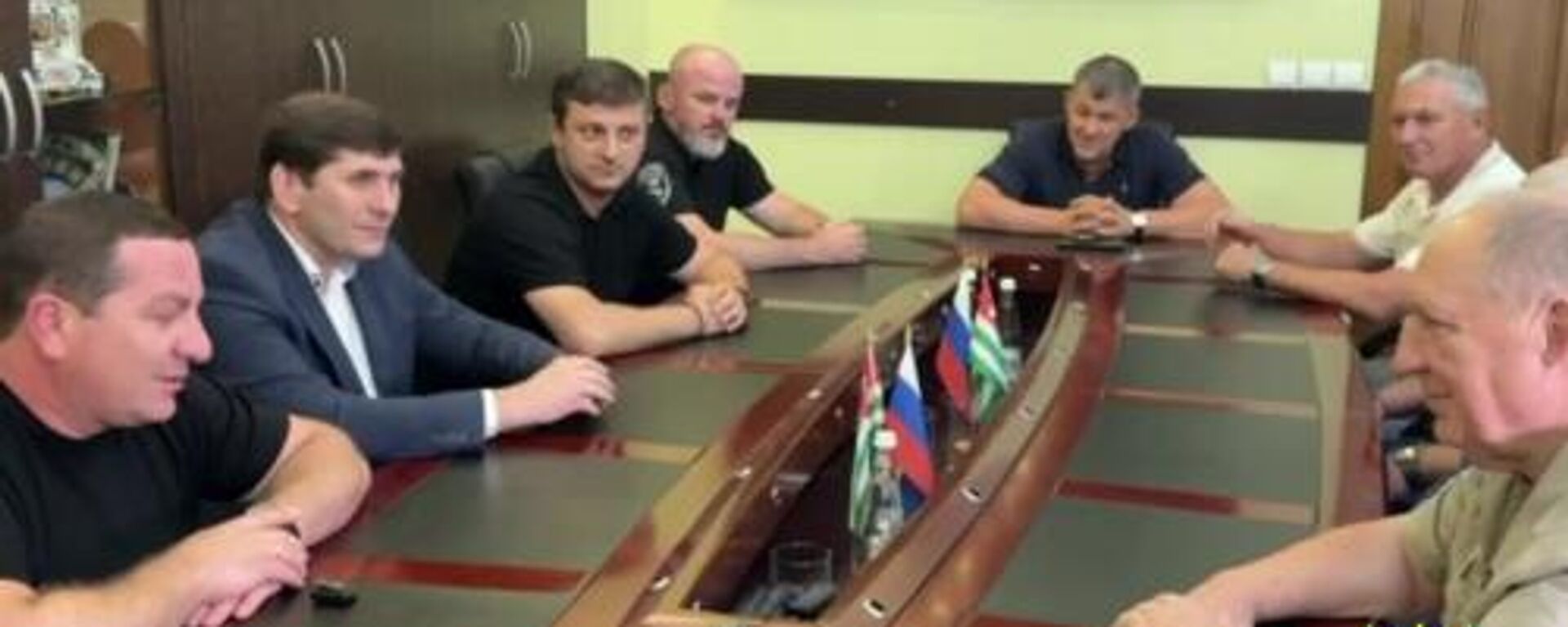 Глава МВД встретился с ветеранами спецназа, освобождавшими сухумское СИЗО в 1990 году - Sputnik Абхазия, 1920, 20.08.2025