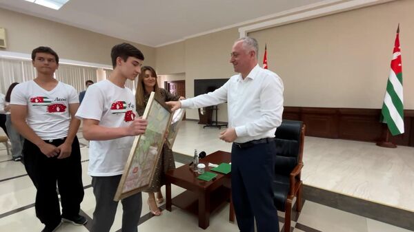 Президент Абхазии Бадра Гунба встретился с участниками международного лагеря Ахьышьҭрахь (К истокам) - Sputnik Аҧсны