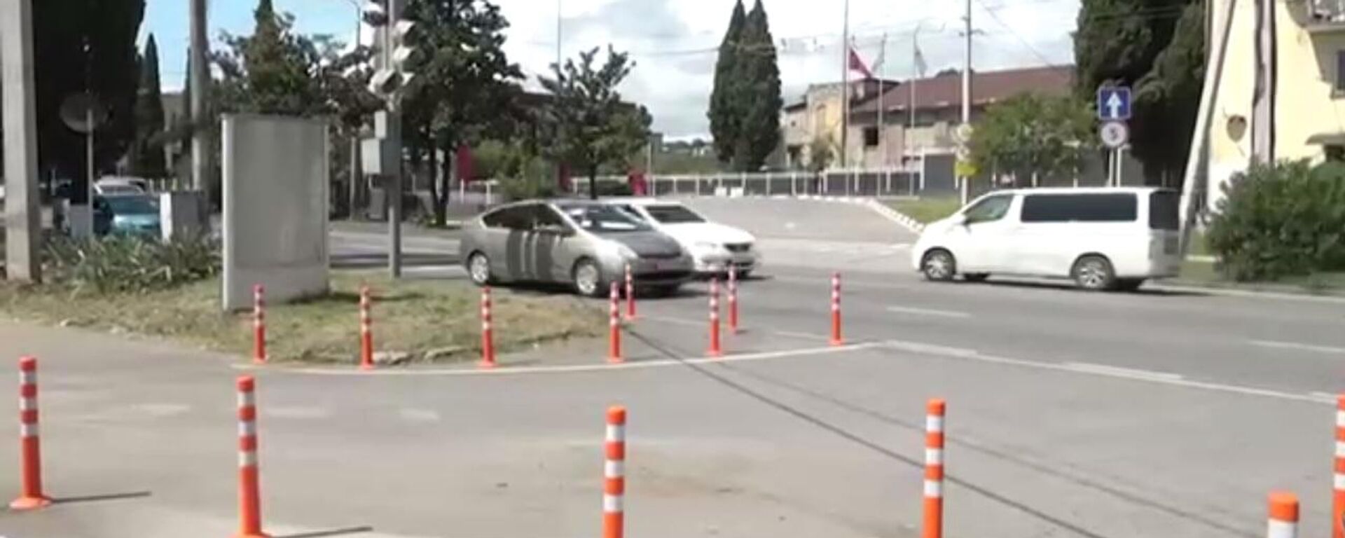 Началось благоустройство развилки на выезде с улицы Бейгуа в Сухуме - Sputnik Абхазия, 1920, 23.08.2025