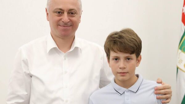 Президент Абхазии Бадра Гунба встретился с юным теннисистом Нестором Цужба - Sputnik Абхазия