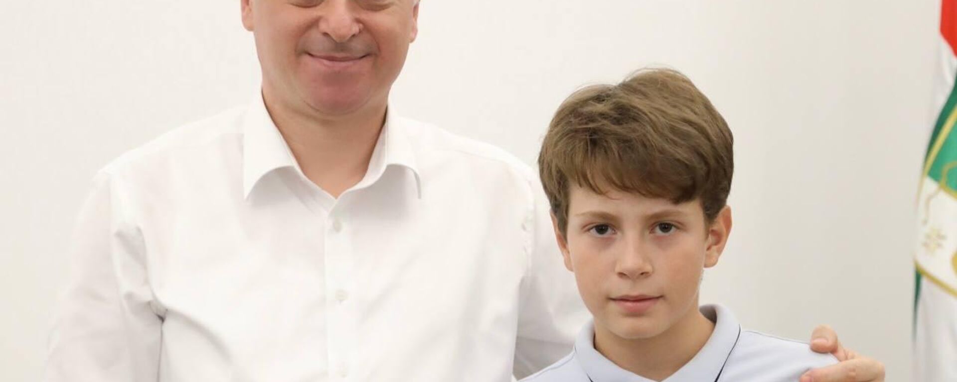 Президент Абхазии Бадра Гунба встретился с юным теннисистом Нестором Цужба - Sputnik Абхазия, 1920, 25.08.2025