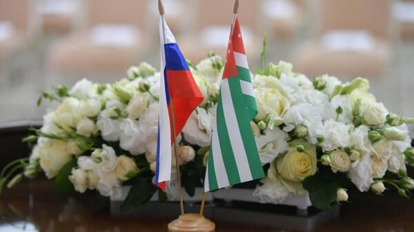 Заместитель председателя Совбеза России Дмитрий Медведев поздравил президента Абхазии Бадру Гунба с Днем международного признания независимости - Sputnik Аҧсны