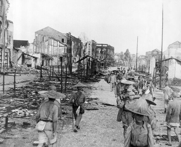Китайские войска входят в освобожденный город Лэйчжоу 23 июля 1945 года, сожженный отступающими японцами. В Лэйчжоу располагалась американская авиабаза.Фото: AP Китайские войска входят в освобожденный город Лэйчжоу 23 июля 1945 года, сожженный отступающими японцами. В Лэйчжоу располагалась американская авиабаза.Фото: AP - Sputnik Абхазия