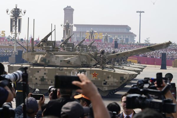 Бронетехника принимает участие в военном параде Бронетехника принимает участие в военном параде - Sputnik Абхазия