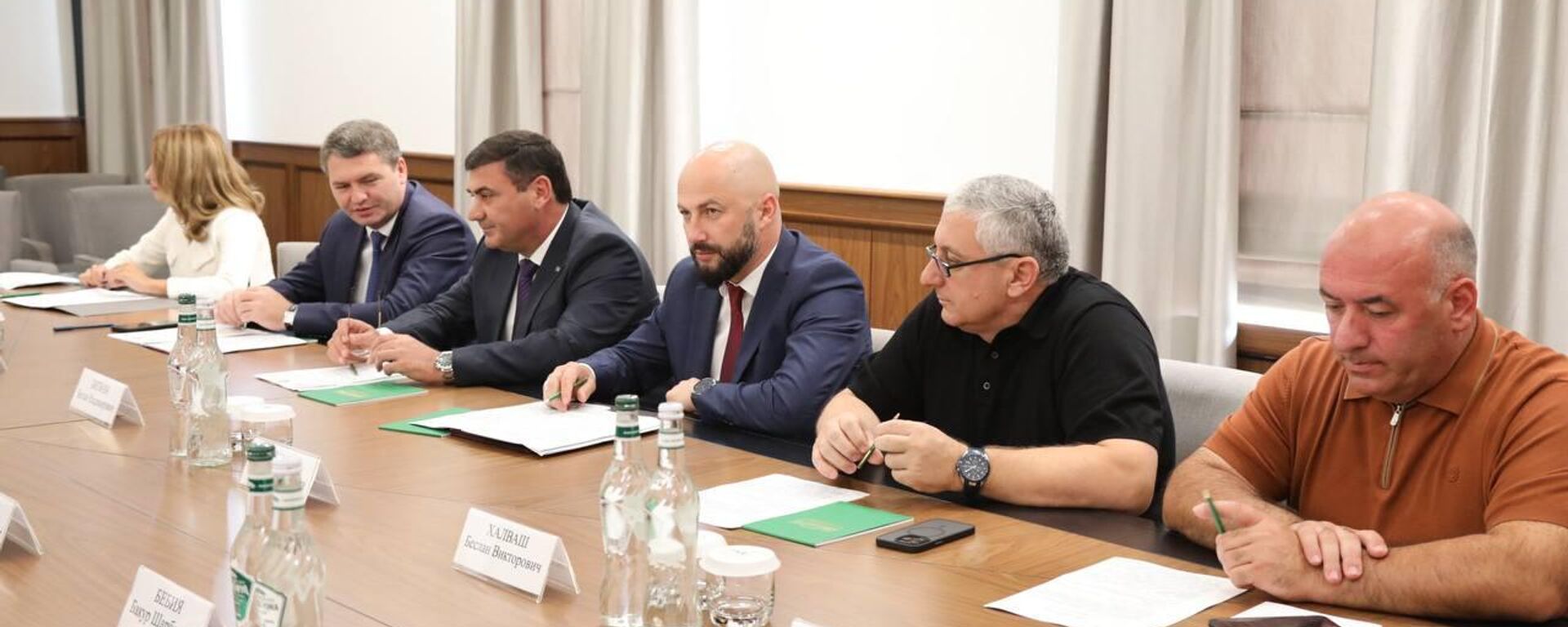 Вице-президент Абхазии Беслан Бигвава провел первое заседание Рабочей группы - Sputnik Абхазия, 1920, 03.09.2025