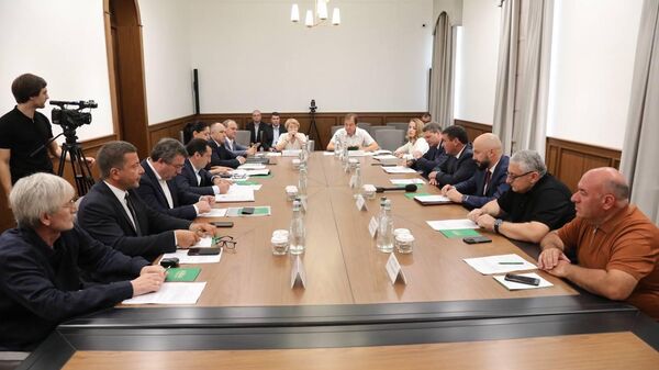 Первое заседание рабочей группы по совершенствованию проекта закона О едином социальном налоге от 18 августа 2025 года прошло в Администрации президента - Sputnik Аҧсны