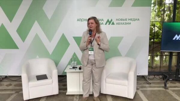 Несмотря на работу с новыми медиа, и в Абхазии, и в России особенно ценят возможность личного общения, живой разговор глаза в глаза, отметила основатель российской образовательной программы Мастерская новых медиа Юлия Аблец - Sputnik Абхазия