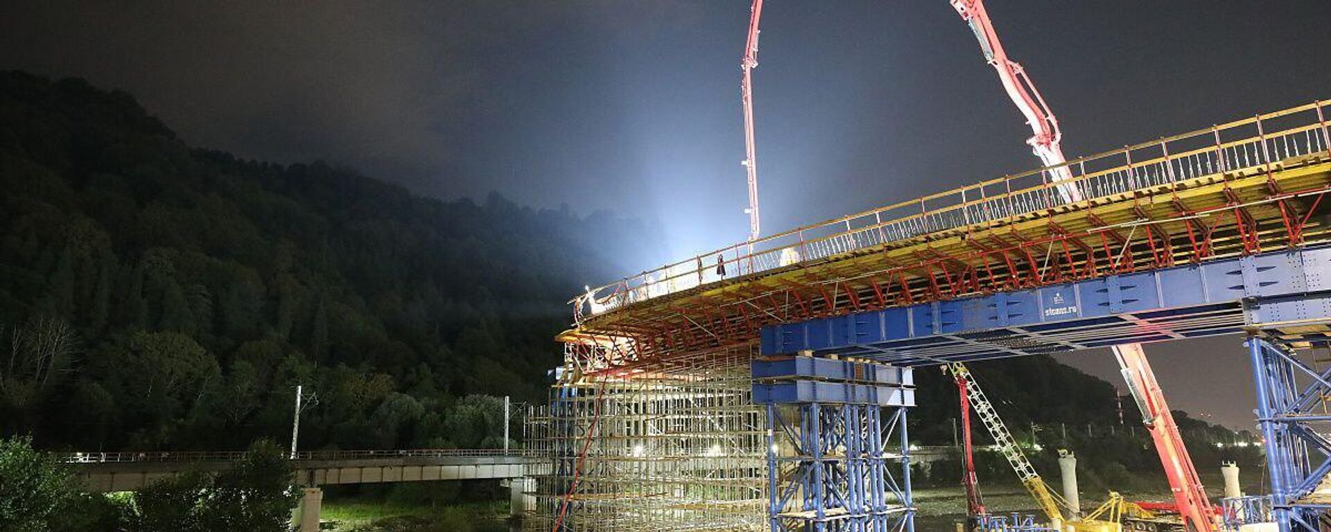 Разворотную петлю начали бетонировать на обходе Адлера в Сочи - Sputnik Абхазия, 1920, 08.09.2025