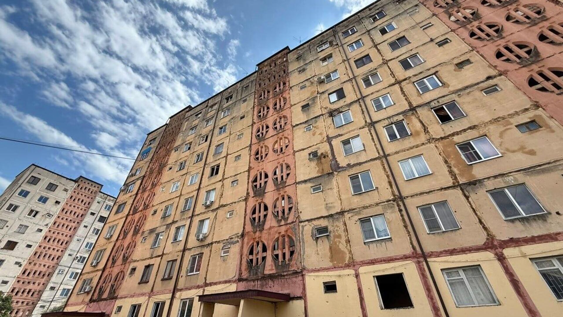 Глава Сухума Тимур Агрба посетил жителей домов, пострадавших от ливня Глава Сухума Тимур Агрба посетил жителей домов, пострадавших от ливня - Sputnik Абхазия, 1920, 09.09.2025
