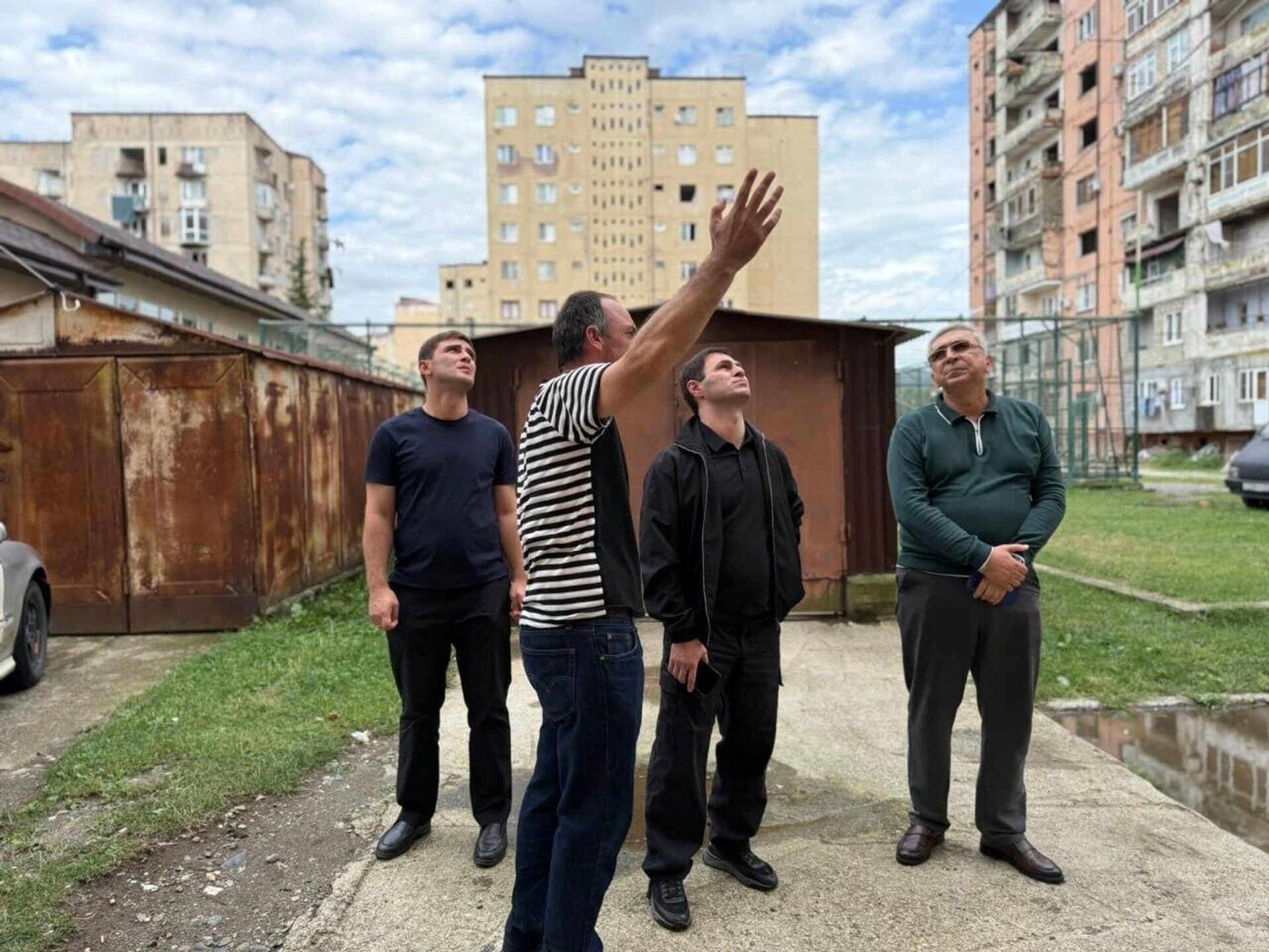 Глава Сухума Тимур Агрба посетил жителей домов, пострадавших от ливня Глава Сухума Тимур Агрба посетил жителей домов, пострадавших от ливня - Sputnik Аҧсны, 1920, 09.09.2025